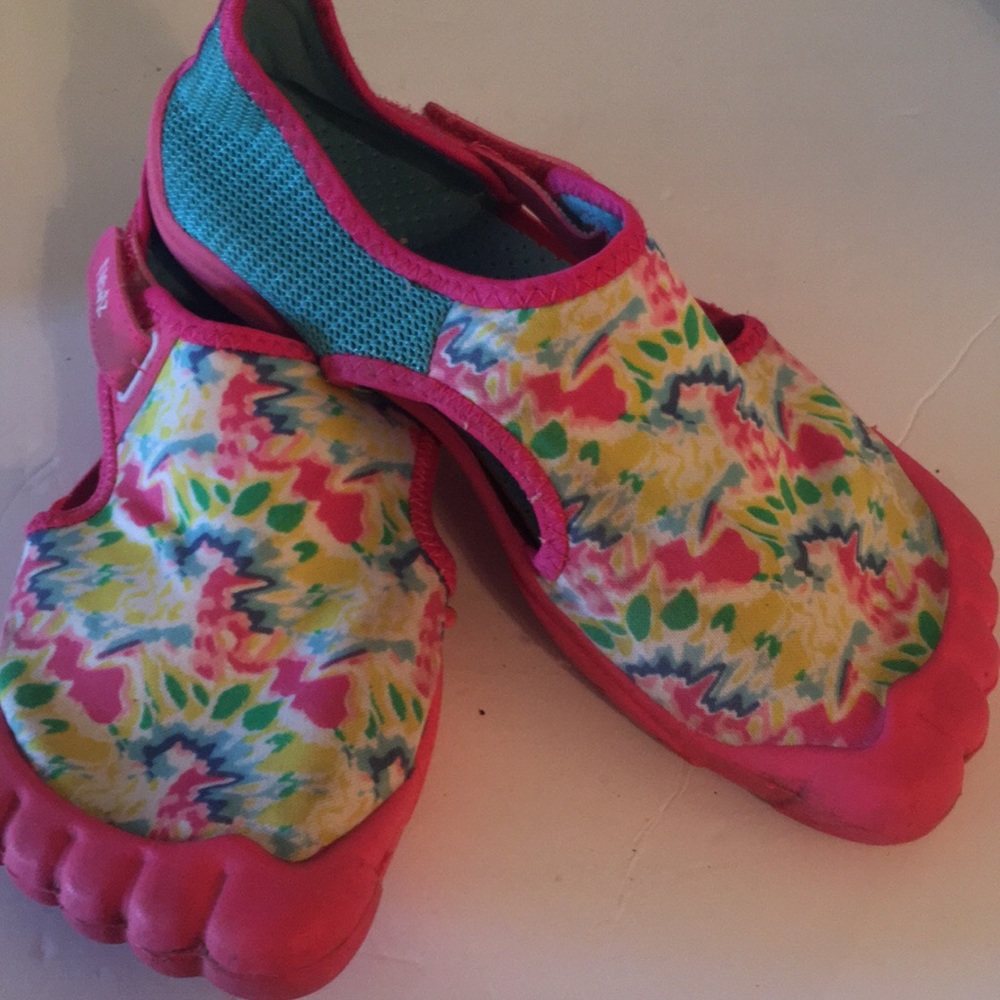 Newtz water shoes sz 4/5